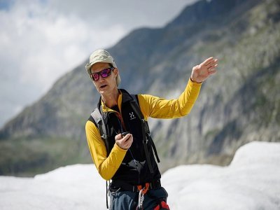 Le glaciologue Matthias Huss explique le phénomène de la fonte des glaciers à des adolescents, sur le glacier d'Aletsch, le 25 août 2021 - Fabrice COFFRINI [AFP]