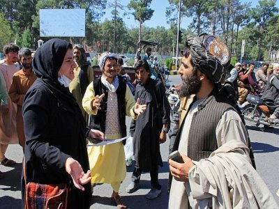 Une femme afghane s'exprime face à un taliban lors d'une manifestation à Herat, le 2 septembre 2021 - - [AFP]
