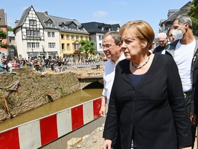 Angela Merkel et Armin Laschet visitent la ville de Bad Munstereifel, ravagée par la boue, en Allemagne le 20 juillet 2021 - CHRISTOF STACHE [POOL/AFP]