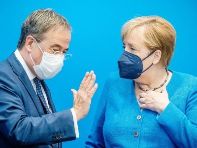 Angela Merkel aux côtés d'Armin Laschet, candidat à sa succession, avant une réunion de leur parti, la CDU, le 30 août 2021 à Berlin - Michael Kappeler [POOL/AFP]