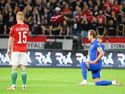 L'attaquant anglais pose un genou à terre pour dénoncer le racisme, avant le match contre la Hongrie, comptant pour les qualifications du Mondial-2022 au Qatar, le 2 septembre 2021 à Budapest - Attila KISBENEDEK [AFP]