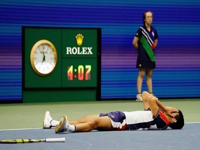 L'Espagnol Carlos Alcaraz s'est écroulé de joie après avoir battu le Grec Stefanos Tsitsipas au 3e tour de l'US Open, le 3 septembre 2021 - TIMOTHY A. CLARY [AFP]
