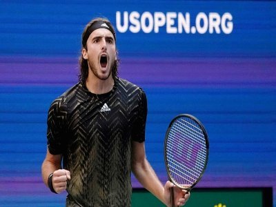 Le Grec Stefanos Tsitsipas, lors de son match perdu face au jeune Espagnol Carlos Alcaraz au 3e tour de l'US Open le 3 septembre 2021 - TIMOTHY A. CLARY [AFP]