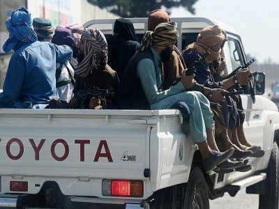 Des combattants talibans en patrouille autour de l'aéroport de Kaboul, le 4 septembre 2021 - Aamir QURESHI [AFP]