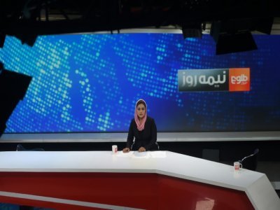 La présentatrice afghane Zarmina Mohammadi lors d'une émission en direct de la chaîne Tolo News le 11 septembre 2018 à Kaboul - WAKIL KOHSAR [AFP/Archives]