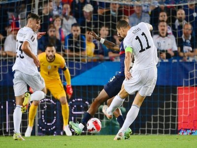 L'attaquant de la Bosnie-Herzégovine, Edin Dzeko, ouvre le score face à la France, lors du match de qualification pour le Mondial-2022 au Qatar, le 1er septembre 2021 à Strasbourg - FRANCK FIFE [AFP]