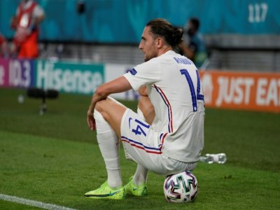 Le milieu de terrain de l'équipe de France, Adrian Rabiot, lors d'un temps mort au cours du match contre le Portugal à l'Euro 2020, le 23 juin 2021 à Budapest - Darko Bandic [POOL/AFP/Archives]