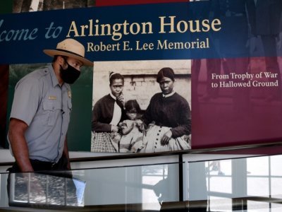 Le ranger Aaron LaRocca dans le hall d'entrée de la Maison Arlington, le 24 août 2021 - Olivier DOULIERY [AFP]