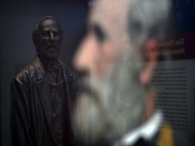 Une statue de Robert Lee et le reflet d'un portrait du général confédéré à Arlington House, le 24 août 2021 - Olivier DOULIERY [AFP]