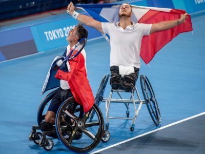 Les Français Stephane Houdet et Nicolas Peifer sacrés champions olympiques de tennis fauteuil aux Paralympiques de Tokyo, le 3 septembre 2021 - Philip FONG [AFP]