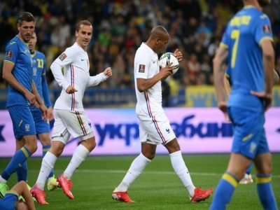 Anthony Martial (ballon) vient d'offrir l'égalisation à l'équipe de France contre l'Ukraine à Kiev, le 4 septembre 2021 - FRANCK FIFE [AFP]