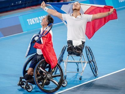 Les Français Stephane Houdet et Nicolas Peifer sacrés champions olympiques de tennis fauteuil aux Paralympiques de Tokyo, le 3 septembre 2021 - Philip FONG [AFP]