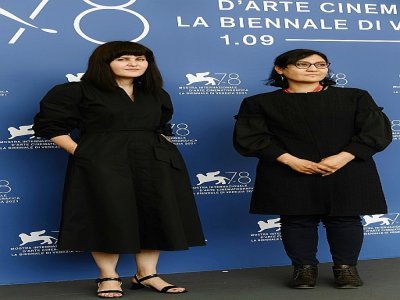 Les réalisatrices afghanes Sahraa Karimi (g) et Sarah Mani à Venise le 4 septembre 2021 - Filippo MONTEFORTE [AFP]