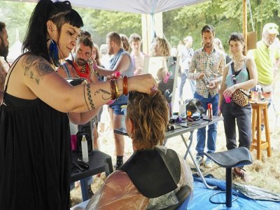 Salon de coiffure pour une coupe mulet lors du championnat d'Europe de cette coupe de cheveux, à Chéniers (centre), le 4 septembre 2021 - GUILLAUME SOUVANT [AFP]