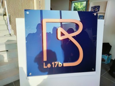 La plaque du 17b, présentée lors de l'inauguration, sera installée à l'entrée du bâtiment. - Mathieu Marie