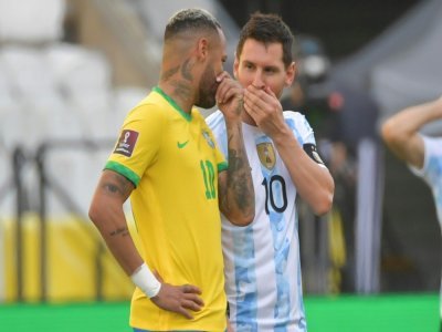 Les star du Brésil Neymar Jr et de l'Argentine échangent des confidences avant le coup d'envoi de leur match à Sao Paulo, le 5 septembre 2021 - NELSON ALMEIDA [AFP]