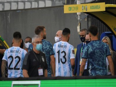 Les joueurs argentins quittent la pelouse après l'irruptin des agents de la sécurité sanitaire dans la rencontre contre le Brésil à Sao Paulo, le 5 septembre 2021 - NELSON ALMEIDA [AFP]
