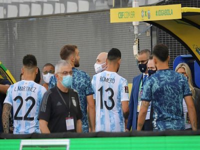 Les joueurs argentins quittent la pelouse après l'irruptin des agents de la sécurité sanitaire dans la rencontre contre le Brésil à Sao Paulo, le 5 septembre 2021 - NELSON ALMEIDA [AFP]