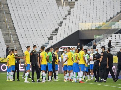 Les joueurs brésiliens regroupés sur la pelouse après l'interruption du match contre l'Argentine due à la violation du protocole anticovid, le 5 septembre 2021 à Sao Paulo - NELSON ALMEIDA [AFP]