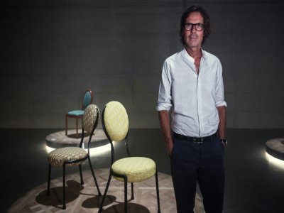 Pierre Yovanovitch pose devant ses chaises "Monsieur et Madame Dior" au Palazzo Citterio, le 4 septembre 2021 à Milan - MARCO BERTORELLO [AFP]