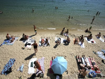 Sur la plage Saint-François à Ajaccio, le 3 août 2021 - Pascal POCHARD-CASABIANCA [AFP/Archives]