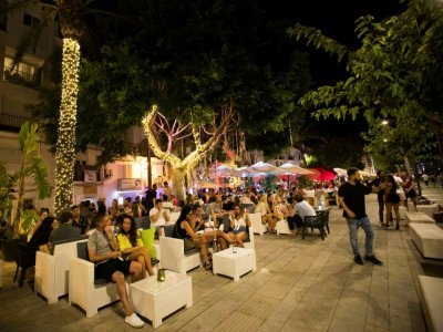 A la terrasse d'un bar sur le port d'Ibiza, le 26 août 2021 - JAIME REINA [AFP/Archives]