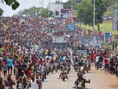 Foule en liesse à Conakry après le coup d'Etat contre le président Alpha Condé, le 5 septembre 2021 - CELLOU BINANI [AFP]