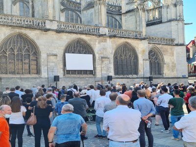La foule des fidèles était nombreuse à l'extérieur de la basilique d'Alençon.