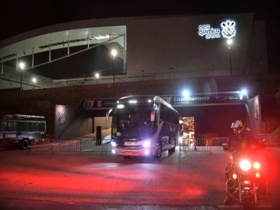 Le bus des joueurs argentins quitte l'Arena Corinthians à Sao Paulo, après la suspension du match Brésil-Argentine, le 5 septembre 2021 - NELSON ALMEIDA [AFP]