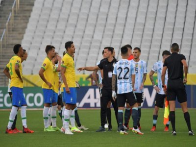L'incompréhension totale pour les joueurs brésiliens et leurs adversaires argentins après l'interruption du match par l'Anvisa à Sao paulo, le 5 septembre 2021 - NELSON ALMEIDA [AFP]