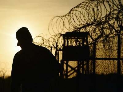 Photo prise lors d'une visite officielle et revue par les autorités militaires américaines d'un soldat américain patrouillant près des barbelés à la prison de  Guantanamo Bay, Cuba, le 9 avril 2014 - Mladen ANTONOV [AFP/Archives]