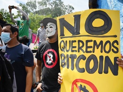 Des manifestants opposés à l'autorisation du bitcoin comme monnaie légale au Salvador, le 1er septembre 2021 à San Salvador - MARVIN RECINOS [AFP/Archives]