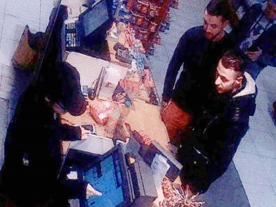 Image vidéo d'une caméra de surveillance d'une station-services à Ressons, dans le nord de Paris, montrant Salah Abdeslam (d et Mohammed Abrini (c), le 11 novembre 2021, deux jours avant les attentats du 13 novembre - - [OFF/AFP]