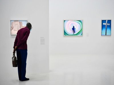 Tableaux de Georgia O'Keefe exposés le 6 septembre 2021 au Centre Pompidou, à Paris, qui lui consacre une rétrospective - ALAIN JOCARD [AFP]