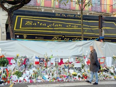 Mémorial devant le Bataclan à Paris, le 26 novembre 2015 - BERTRAND GUAY [AFP/Archives]