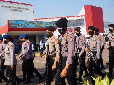 Des policiers indonésiens arrivent à la prison de Tangerang, le 8 septembre 2021, après un violent incendie - FAJRIN RAHARJO [AFP]