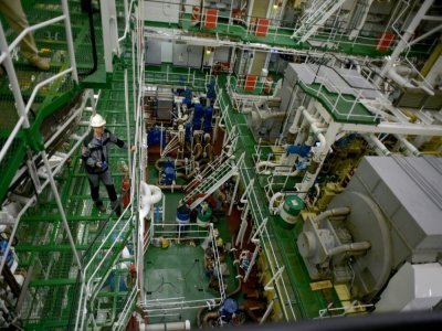 Un membre d'équipage inspecte les entrailles du brise-glace russe à propulsion nucléaire "Arktika" à Saint-Pétersbourg, le 22 septembre 2020 - OLGA MALTSEVA [AFP/Archives]