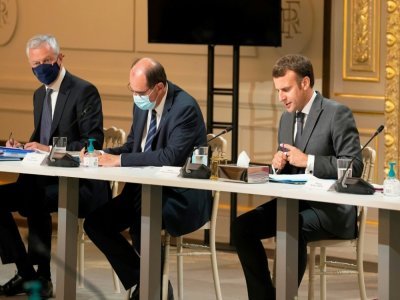 Bruno Lemaire, Jean Castex et Emmanuel Macron  à l'Elysée le 12 juillet 2021 lors d'une rencontre avec les constructeurs automobiles - Michel Euler [POOL/AFP/Archives]
