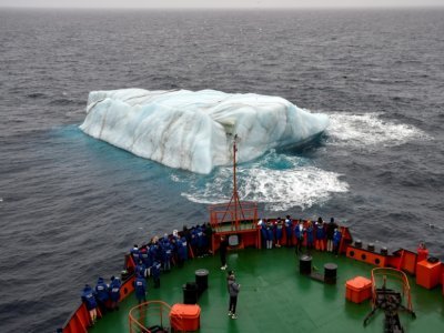Le brise-glace russe à propulsion nucléaire "50 let Pobedy" (50 ans de la Victoire) face à un iceberg dans l'océan Arctique, le 16 août 2021 - Ekaterina ANISIMOVA [AFP/Archives]