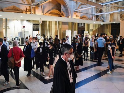 Des avocats dans le hall du Palais de Justice de Paris, le 8 septembre 2021, où s'ouvre le procès des attentats du 13 novembre 2015 - Alain JOCARD [AFP]