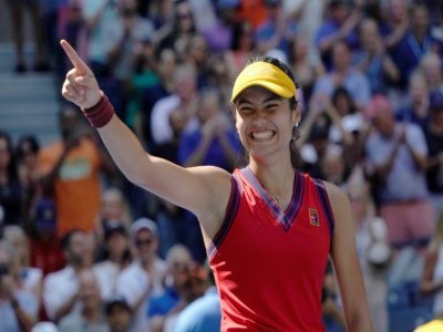 La joie de la Britannique Emma Raducanu, après avoir battu (6-3, 6-4) la Suissesse Belinda Bencic, en quart de finale de l'US Open, le 8 septembre 2021 à New York - TIMOTHY A. CLARY [AFP]