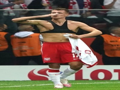 La joie du milieu de terrain polonais Damian Szymanski, après avoir égalisé (1-1) face à l'Angleterre, lors des qualifications européennes pour le Mondial-2022 au Qatar, le 8 septembre 2021 à Varsovie - JANEK SKARZYNSKI [AFP]