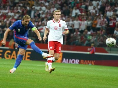 L'attaquant anglais Harry Kane ouvre le score face à la Pologne, lors des qualifications européennes pour le Mondial-2022 au Qatar, le 8 septembre 2021 à Varsovie - JANEK SKARZYNSKI [AFP]