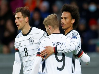 L'attaquant allemand Leroy Sané (d), félicité par ses coéquipiers, après avoir marqué le 3e but face à l'Islande, lors des qualifications européennes pour le Mondial-2022 au Qatar, le 8 septembre 2021 à Reykjavik - Odd ANDERSEN [AFP]