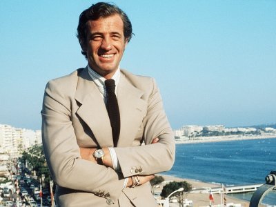 Sur cette photo d'archive prise en mai 1974, Jean-Paul Belmondo, l'une des plus grandes vedettes de l'écran français et un symbole du cinéma de la Nouvelle Vague, sourit pendant le Festival de Cannes - - [AFP/Archives]