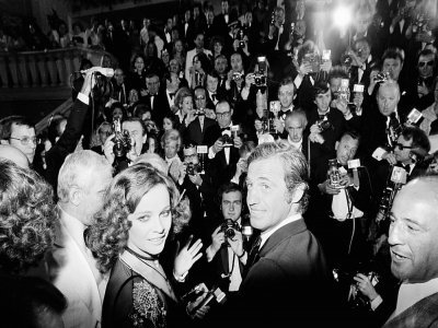 L'acteur français Jean-Paul Belmondo et l'actrice italienne Laura Antonelli arrivent pour la projection du film "Stavinsky" réalisé par Alain Resnais lors du 27e Festival de Cannes à Cannes, le 13 mai 1974 - Ralph Gatti [AFP]