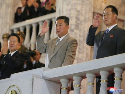 Image diffusée par l'agence nord-coréenne Kcna le 9 septembre 2021 du leader nord-coréen Kim Jong Un (c) assistant à une parade des forces paramilitaires et de sécurité publique à Pyongyang à l'occasion du 73e anniversaire de la fondation de la Répub - STR [KCNA VIA KNS/AFP]