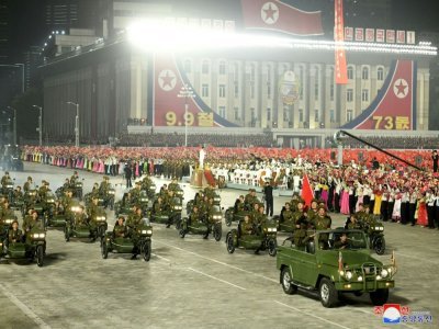 Image diffusée par l'agence nord-coréenne Kcna le 9 septembre 2021 d'une parade des forces paramilitaires et de sécurité publique à Pyongyang à l'occasion du 73e anniversaire de la fondation de la République démocratique populaire de Corée - STR [KCNA VIA KNS/AFP]