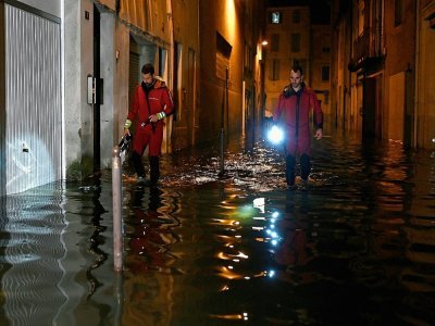 Des sapeurs-pompiers dans une rue inondée d'Agen - Philippe LOPEZ [AFP]