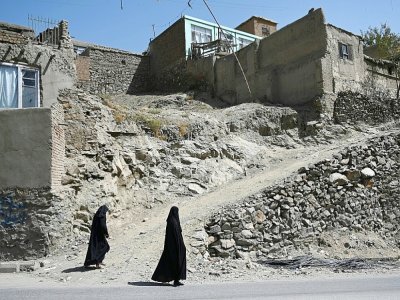 Des Afghanes marchent le long d'une route à Kaboul, le 9 septembre 2021 - WAKIL KOHSAR [AFP]